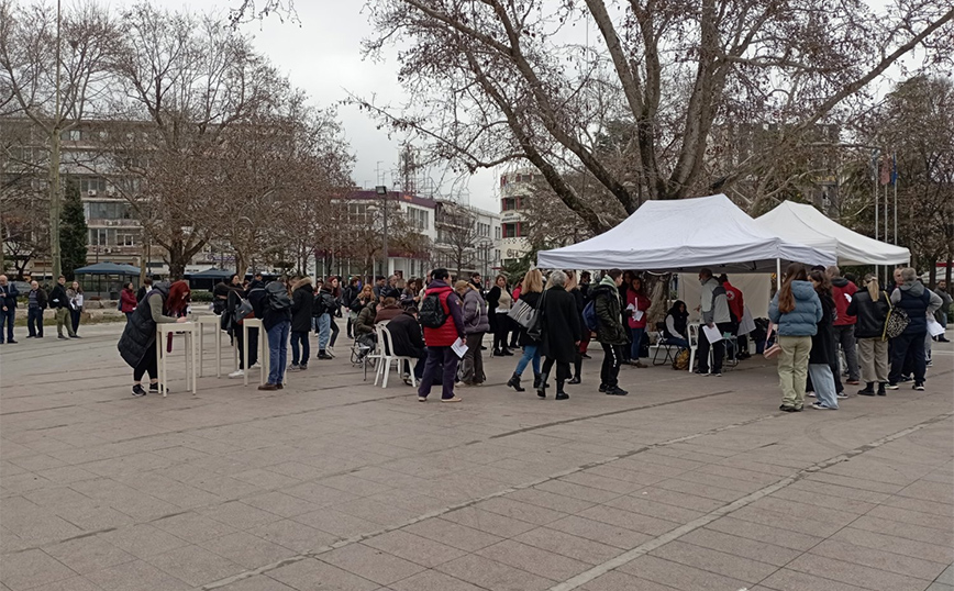 Σύγκρουση τρένων στα Τέμπη: Ουρές στην κεντρική πλατεία της Λάρισας για την εθελοντική αιμοδοσία