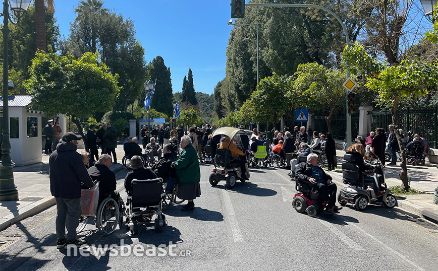 Διαμαρτυρία παραπληγικών στο Μαξίμου