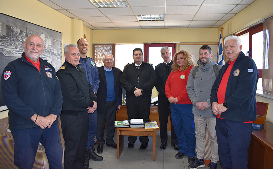 Τον πρώτο αυτόματο απινιδωτή απέκτησε το κεντρικό λιμάνι του Πειραιά, έστω και καθυστερημένα Τον πρώτο αυτόματο απινιδωτή απέκτησε το κεντρικό λιμάνι του Πειραιά, έστω και καθυστερημένα