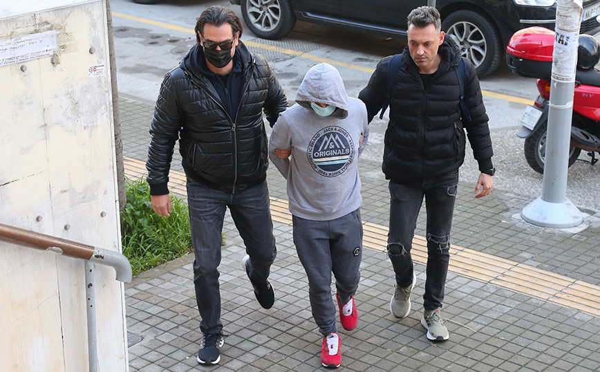 Στην ανακρίτρια ο 62χρονος που κλειδώθηκε με τα παιδιά του μέσα σε αυτοκίνητο μαζί με φιάλες υγραερίου