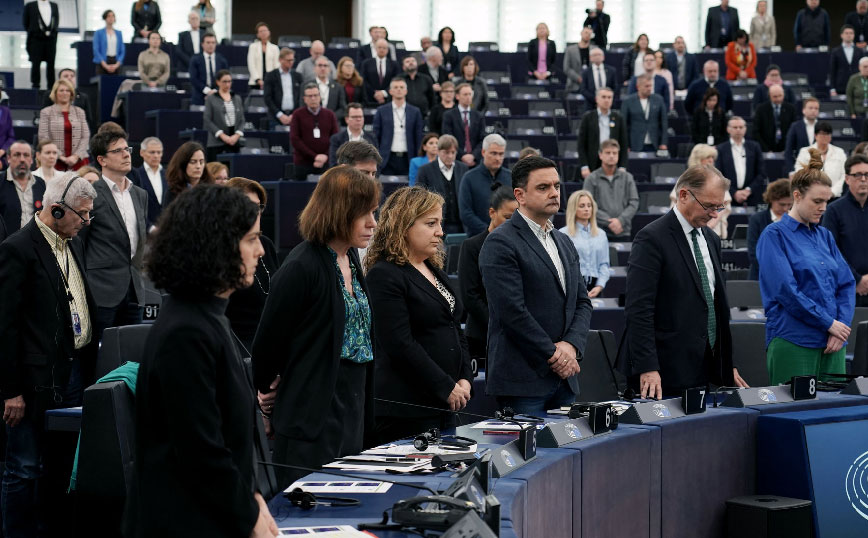 Ενός λεπτού σιγή στο Ευρωπαϊκό Κοινοβούλιο για τους νεκρούς στα Τέμπη