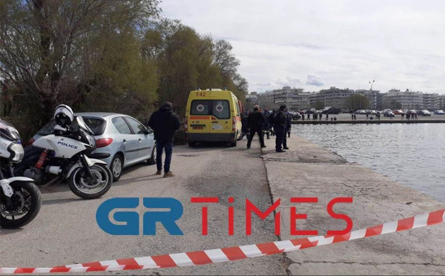 Θεσσαλονίκη: Αστυνομικός αυτοκτόνησε πέφτοντας με αυτοκίνητο στον Θερμαϊκό – Είχε δεθεί με χειροπέδες