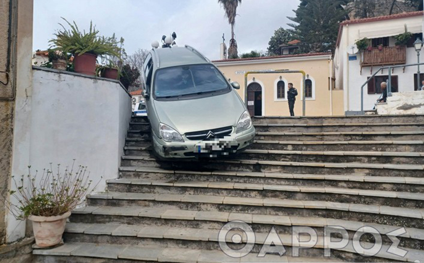 Καλαμάτα: 92χρονος οδηγός δεν είδε τα σκαλιά και τα.. κατέβηκε με το αυτοκίνητο