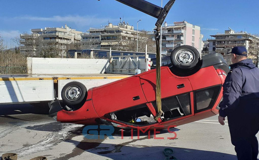 Ανασύρθηκε ο αστυνομικός που έπεσε με το αμάξι τον στον Θερμαϊκό &#8211; «Έχω σοβαρό πρόβλημα υγείας», φώναξε πριν βουτήξει