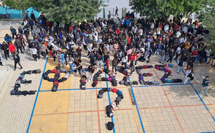 Σύγκρουση τρένων στα Τέμπη: «Πάρε όταν φτάσεις» – Μαθητές τιμούν τη μνήμη των θυμάτων