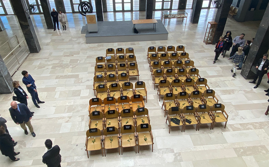 Σιωπηρή διαμαρτυρία δικηγόρων στη μνήμη των 57 νεκρών του σιδηροδρομικού δυστυχήματος στα Τέμπη Σιωπηρή διαμαρτυρία δικηγόρων στη μνήμη των 57 νεκρών του σιδηροδρομικού δυστυχήματος στα Τέμπη