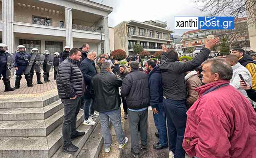 Ξάνθη: Κάτοικοι του Δροσερού συγκεντρώθηκαν στο Δημαρχείο της πόλης &#8211; Ζητούν να αποδοθεί δικαιοσύνη