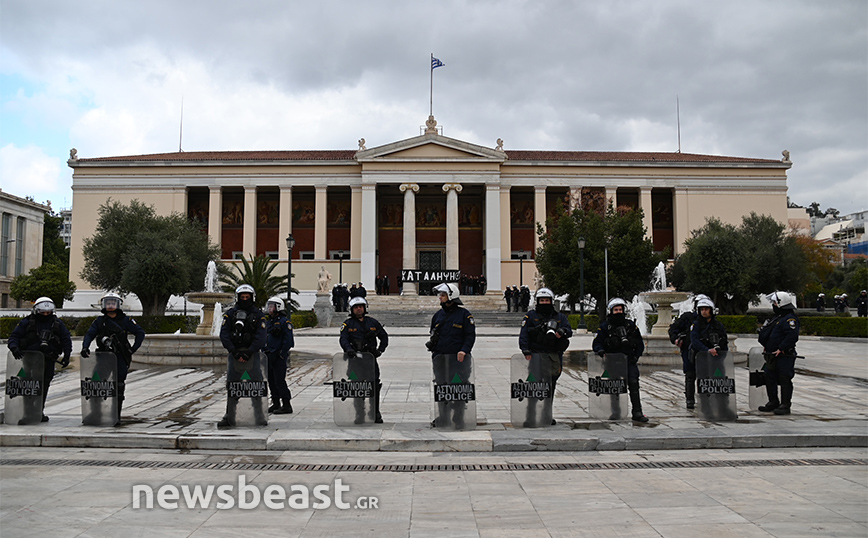 Υπό αστυνομικό κλοιό η κατάληψη στην Πρυτανεία του ΕΚΠΑ – Δείτε φωτογραφίες στο Newsbeast