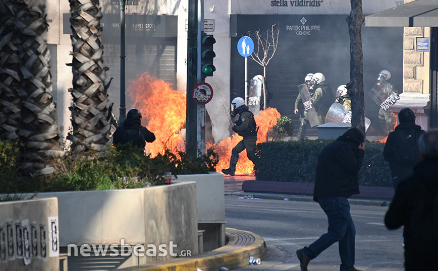 Επεισόδια στο Σύνταγμα, ένταση στα Προπύλαια: Μολότοφ, χημικά και πετροπόλεμος