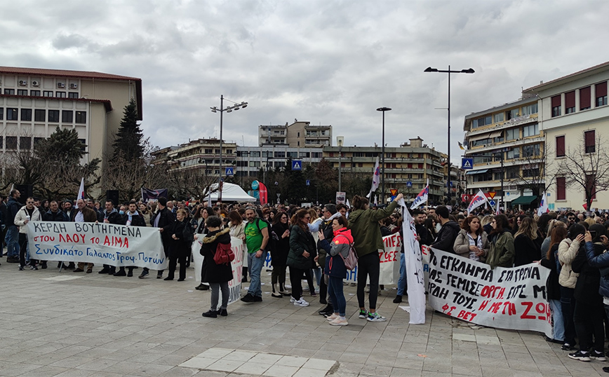 Ιωάννινα: Μεγάλη συγκέντρωση για τα θύματα των Τεμπών &#8211; Τίμησαν τους νεκρούς με ένα ηπειρωτικό μοιρολόι