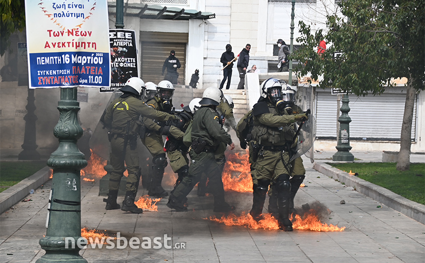 Επεισόδια με μολότοφ και χημικά στο Σύνταγμα Επεισόδια με μολότοφ και χημικά στο Σύνταγμα