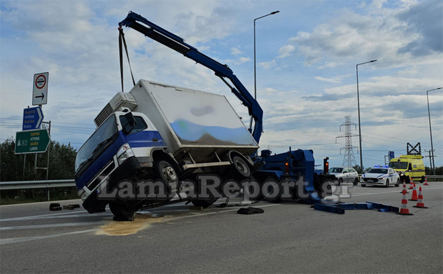 Λαμία: Τούμπαρε φορτηγό στη διασταύρωση Μπράλου – Εικόνες από το σημείο