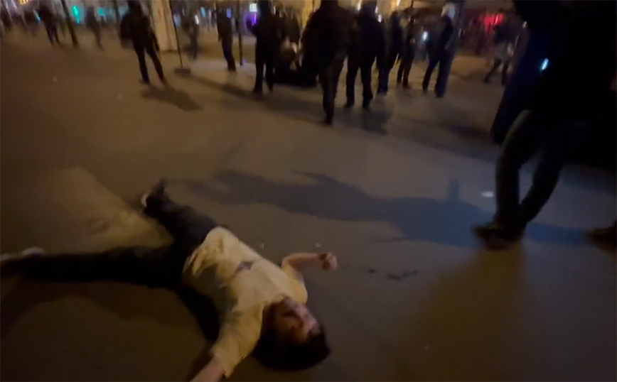 Σκληρό βίντεο: Αστυνομικός στο Παρίσι χτυπάει και ρίχνει αναίσθητο διαδηλωτή