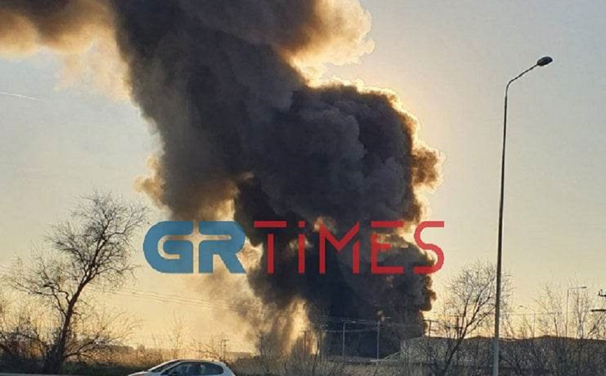 Φωτιά σε εγκαταλελειμμένο εργοστάσιο στη Σίνδο &#8211; Επιχειρούν 11 πυροσβέστες με 6 οχήματα