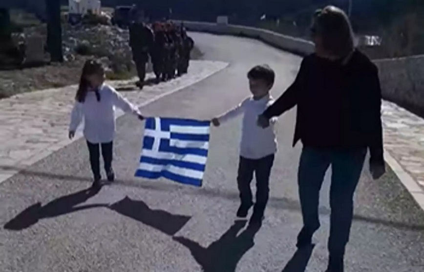 Συγκίνησε η παρέλαση δύο μικρών μαθητών στη Γαύδο