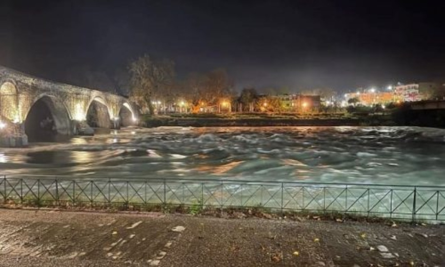 Στο νοσοκομείο 64χρονη που έπεσε από το γεφύρι της Άρτας