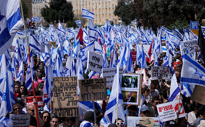 Πολίτες διαδήλωσαν έξω από το σπίτι του Νετανιάχου στην Ιερουσαλήμ και ζήτησαν την παραίτησή του