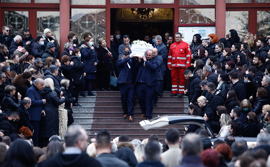 Κηδεία της Αθηνάς Κατσάρα μετά το δυστύχημα στα Τέμπη Κηδεία της Αθηνάς Κατσάρα μετά το δυστύχημα στα Τέμπη