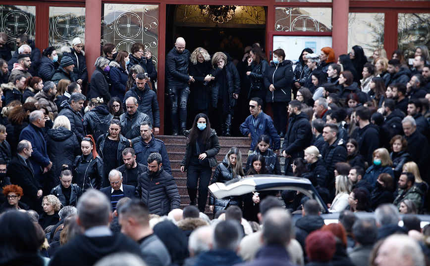 Κηδεία της Αθηνάς Κατσάρα μετά το δυστύχημα στα Τέμπη Κηδεία της Αθηνάς Κατσάρα μετά το δυστύχημα στα Τέμπη