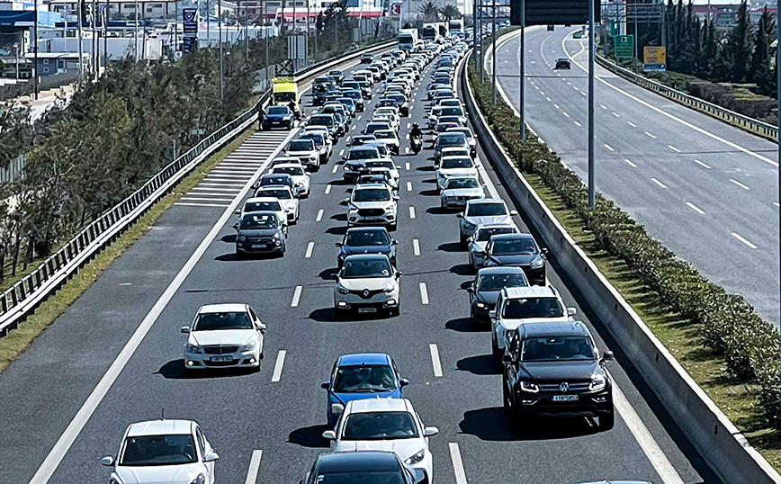 Κίνηση τώρα: Μεγάλη ταλαιπωρία στην Αθηνών – Λαμίας μετά από τροχαίο στο ύψος της γέφυρας Λυκόβρυσης