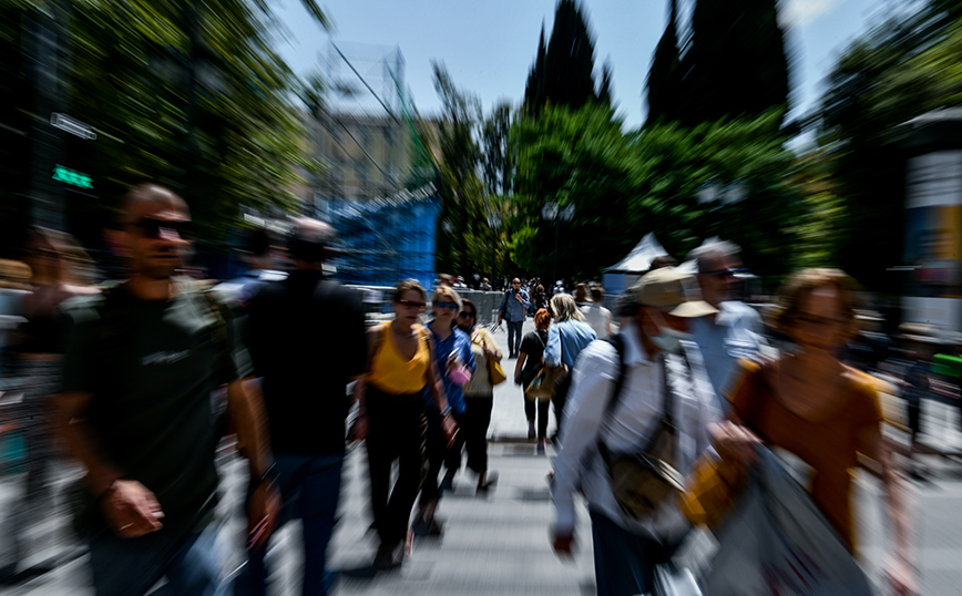 Έρευνα: Οι Έλληνες μείωσαν τις φορές που κάνουν μπάνιο, περιόρισαν το κρέας και δυσκολεύονται να πάνε διακοπές