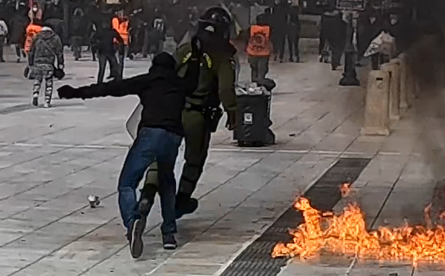 Διαδηλωτής κυνηγάει άνδρα των ΜΑΤ μέσα στις φλόγες και τον χτυπάει με το κράνος &#8211; Δείτε το βίντεο