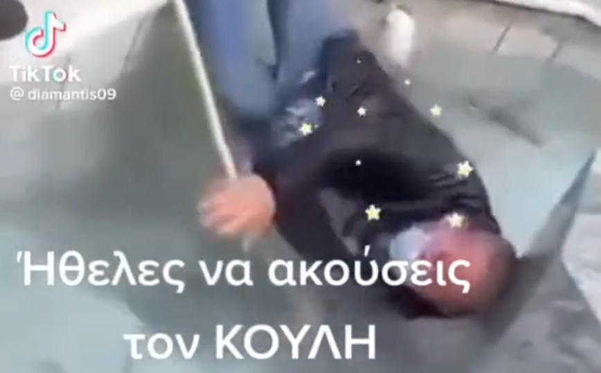 «Ήθελες να ακούσεις τον Κούλη»: Οργή με βίντεο που δείχνει τυφλό να πέφτει σε συντριβάνι