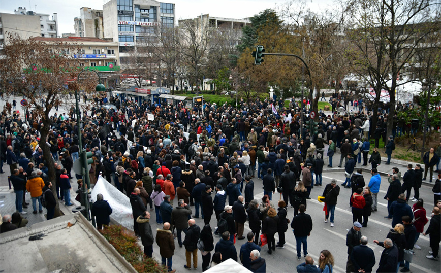 Πορεία στη Λάρισα: «Η άνοιξη σταμάτησε στα Τέμπη» &#8211; Δυναμική η συμμετοχή στην απεργία