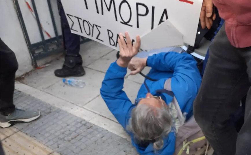 Βασίλης Μάγγος: Επεισόδια στα δικαστήρια του Βόλου λίγο πριν τη δίκη για τον ξυλοδαρμό του – Τραυματίστηκε ο πατέρας του