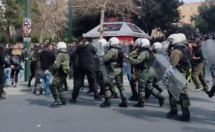 Βίντεο από τη στιγμή που ξεκινούν τα επεισόδια στο Σύνταγμα