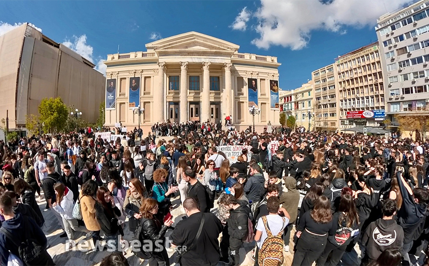 Διαμαρτυρία μαθητών στον Πειραιά για τους 57 νεκρούς στα Τέμπη