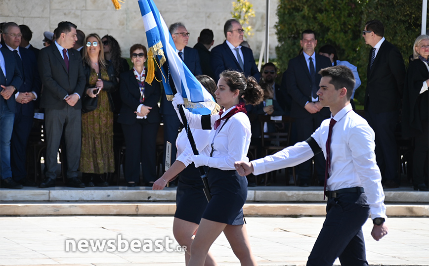 Με πένθος στο χέρι οι μαθητές 50ου Λυκείου Αθηνών στην παρέλαση της 25ης Μαρτίου για την τραγωδία στα Τέμπη