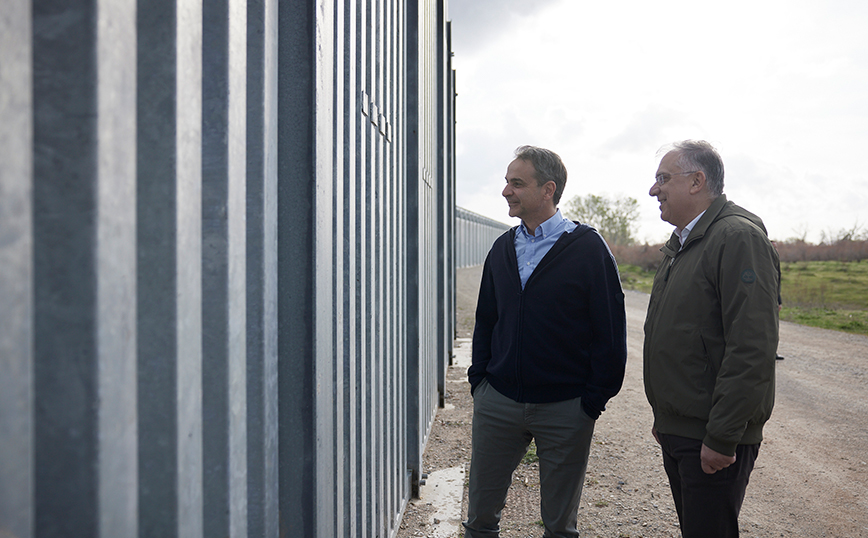 Ο Κυριάκος Μητσοτάκης στον φράχτη στον Έβρο Ο Κυριάκος Μητσοτάκης στον φράχτη στον Έβρο
