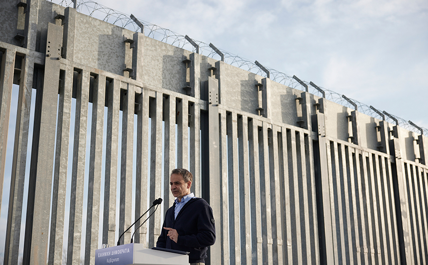 Ο Κυριάκος Μητσοτάκης στον φράχτη στον Έβρο Ο Κυριάκος Μητσοτάκης στον φράχτη στον Έβρο
