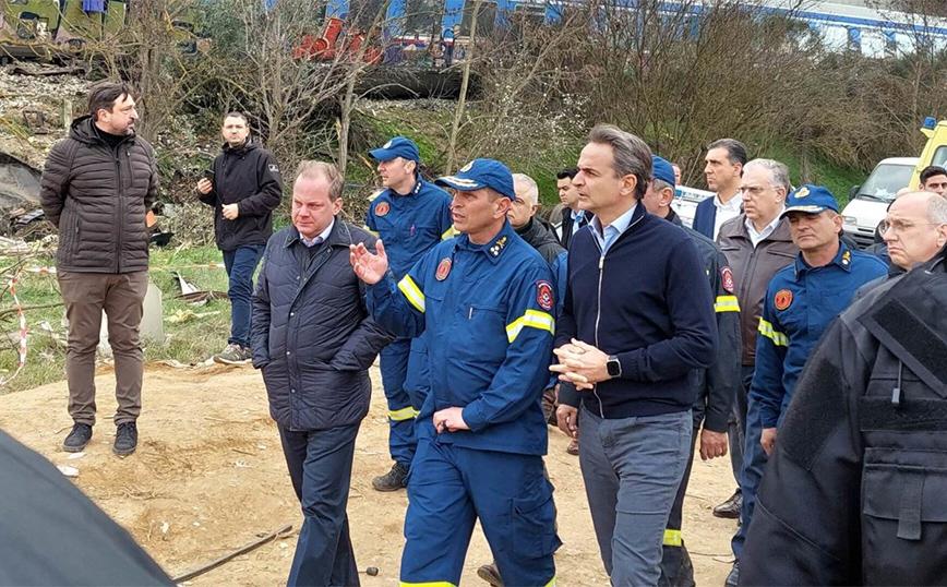 Στα Τέμπη ο Κυριάκος Μητσοτάκης: Αυτοψία στον τόπο της τραγωδίας – «Αυτό που μπορώ να εγγυηθώ είναι πως θα μάθουμε τα αίτια»
