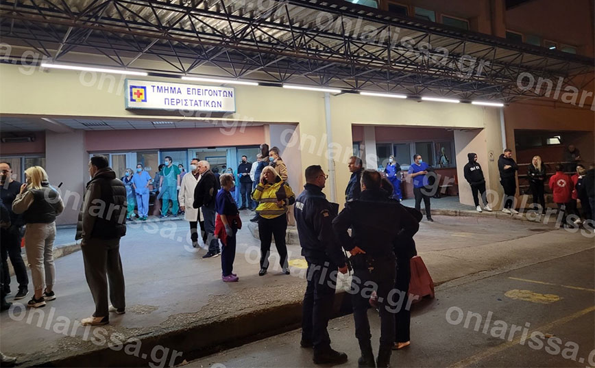 Σύγκρουση τρένων στα Τέμπη: Σκηνές αρχαίας τραγωδίας στα νοσοκομεία της Λάρισας με συγγενείς νεκρών