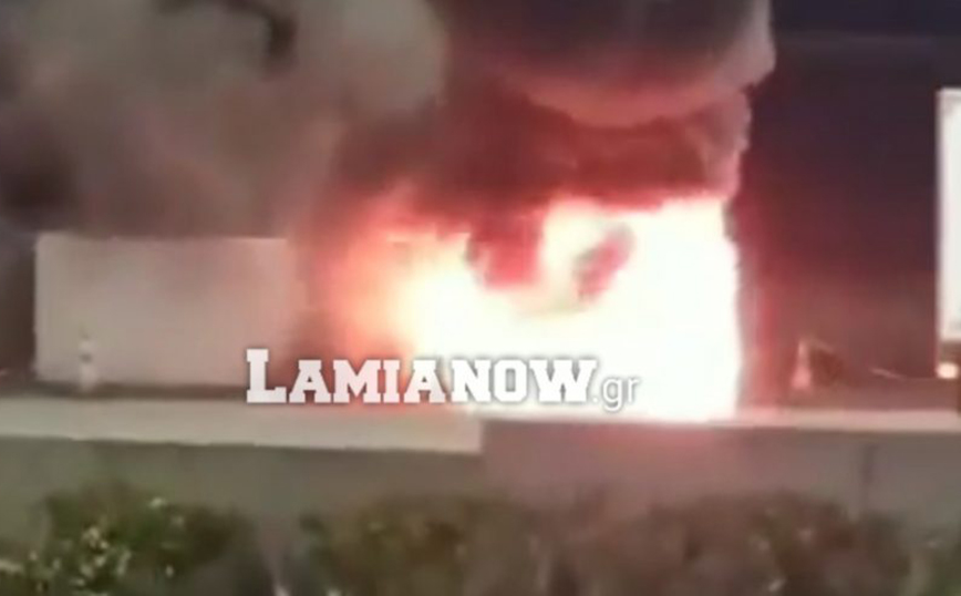Νταλίκα πήρε φωτιά στην Εθνική Οδό Αθηνών &#8211; Λαμίας