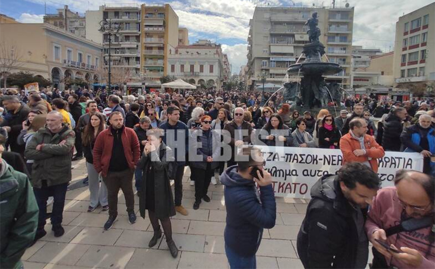 Στους δρόμους η Πάτρα για τα Τέμπη Στους δρόμους η Πάτρα για τα Τέμπη