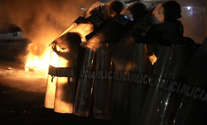Χαμός στο Περού: Ένας νεκρός και 5 αγνοούμενοι στρατιώτες – Έπεσαν σε ποτάμι για να διαφύγουν από οργισμένους διαδηλωτές