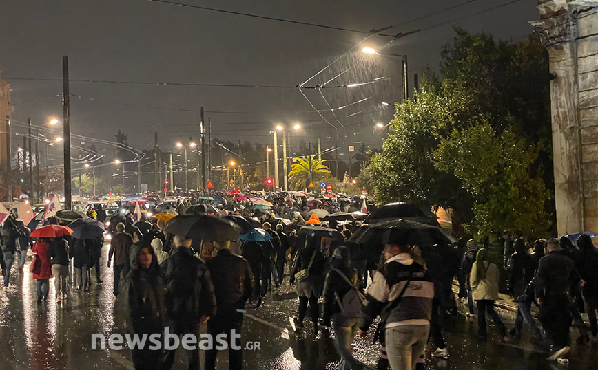 Πορεία διαμαρτυρίας υπό καταρρακτώδη βροχή στο κέντρο της Αθήνας για την τραγωδία στα Τέμπη