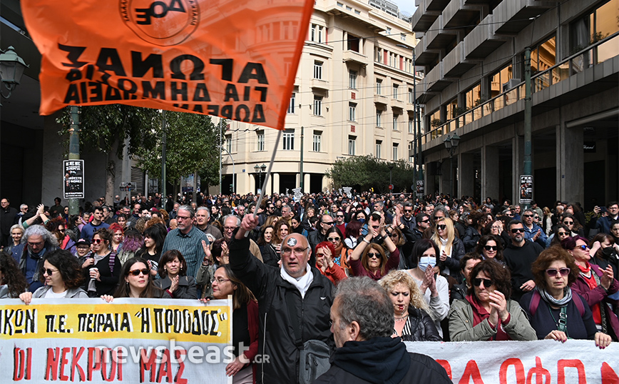 Στους δρόμους για την τραγωδία στα Τέμπη οι πολίτες: Πλήθος κόσμου στις πορείες στο κέντρο της Αθήνας