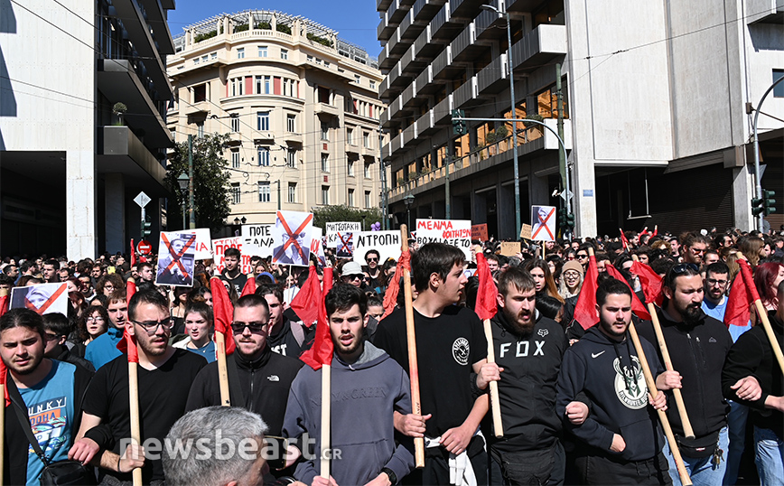 Γέμισαν οι δρόμοι της Αθήνας στο συλλαλητήριο για τα Τέμπη: «Ποτέ δε φεύγουν τα νεκρά παιδιά από το σπίτι&#8230;»