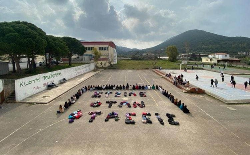 «Στείλε όταν φτάσεις» &#8211; Μαθητές της Πύλου διαμαρτύρονται για την τραγωδία στα Τέμπη «γράφοντας» με τις τσάντες τους