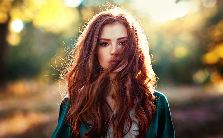 Κοκκινομάλα γυναίκα