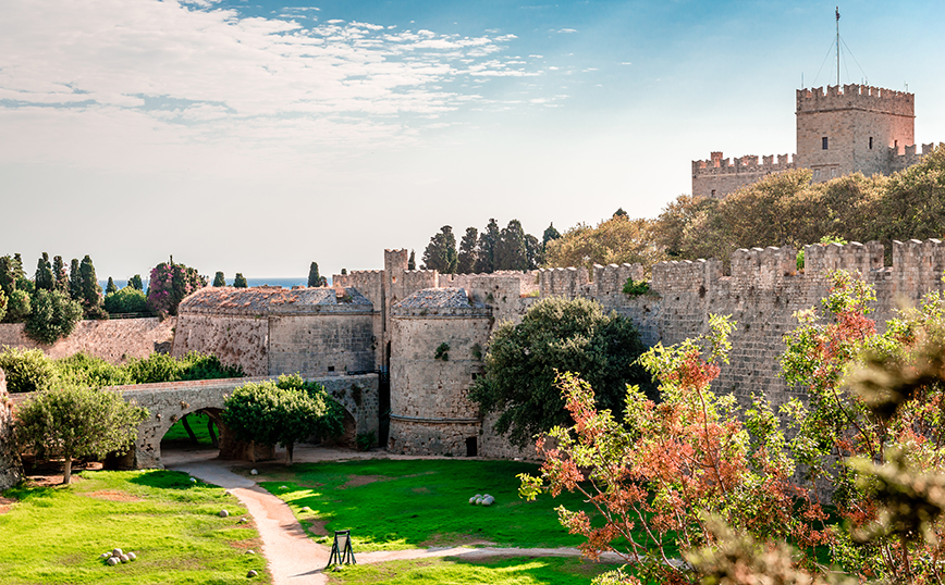 Τα τείχη στην Παλιά Πόλη της Ρόδου Τα τείχη στην Παλιά Πόλη της Ρόδου