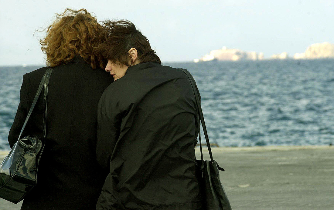 Συγγενείς θυμάτων μπροστά από τις νησίες Πόρτες της Πάρου που προσέκρουσε το Σάμινα