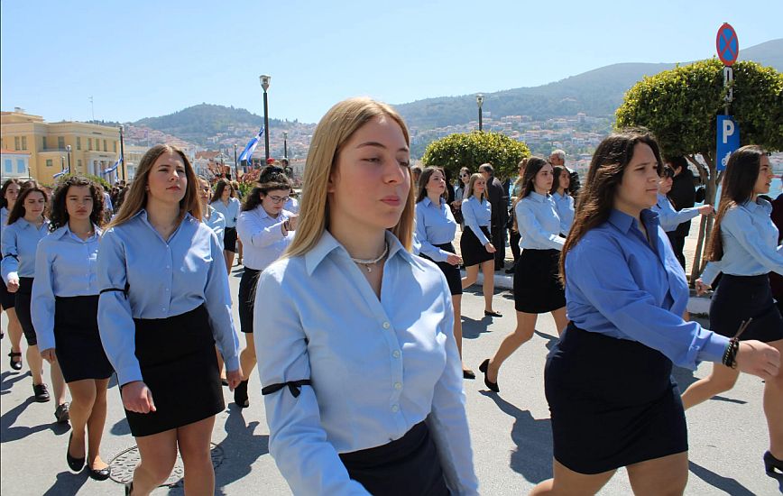 Σάμος: Με μαύρα περιβραχιόνια για τα θύματα των Τεμπών παρέλασαν μαθητές του 1ου Γενικού Λυκείου