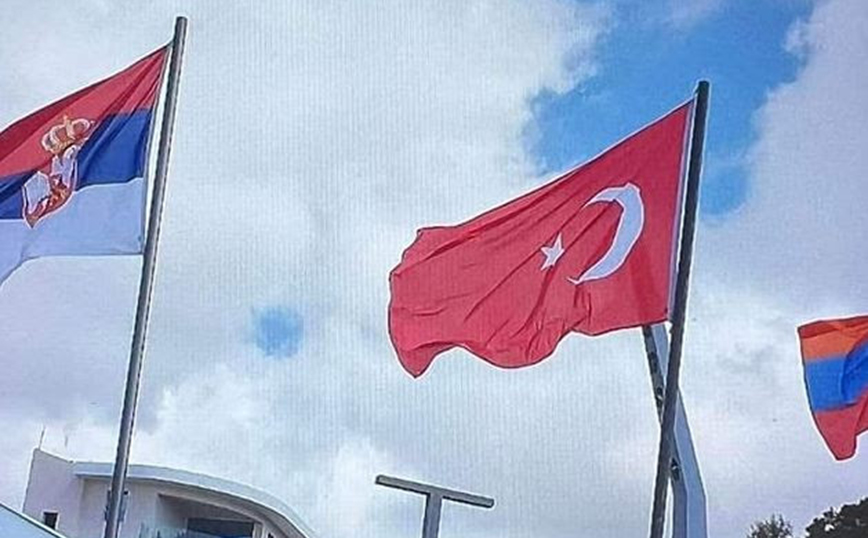Κύπρος: Τουρκική σημαία στο κέντρο της Πάφου – Πώς απαντά ο Δήμος