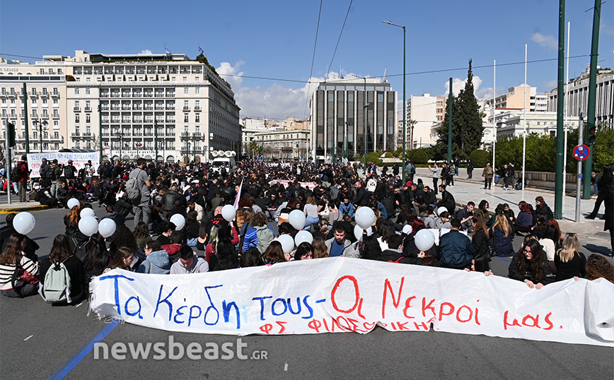 Ενός λεπτού σιγή έξω από τη Βουλή για τα θύματα των Τεμπών &#8211; Τα λευκά μπαλόνια μαθητών και φοιτητών