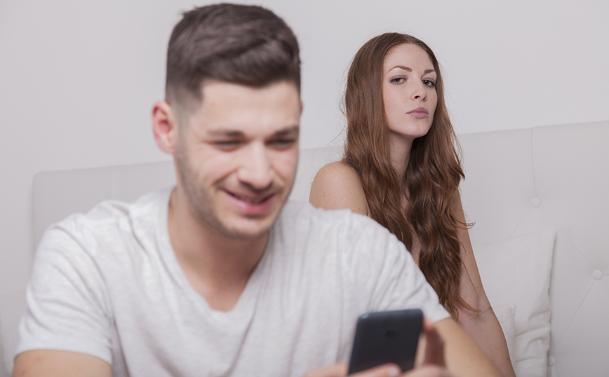 Κοπέλα υποψιάζεται το αγόρι της Κοπέλα υποψιάζεται το αγόρι της